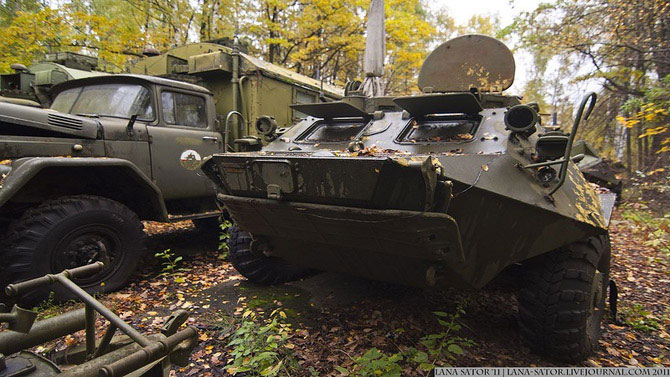 Брошенная военная техника в лесу