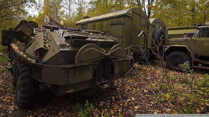 Брошенная военная техника в лесу