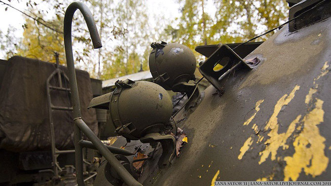 Брошенная военная техника в лесу