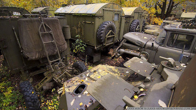 Брошенная военная техника в лесу