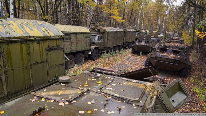Брошенная военная техника в лесу
