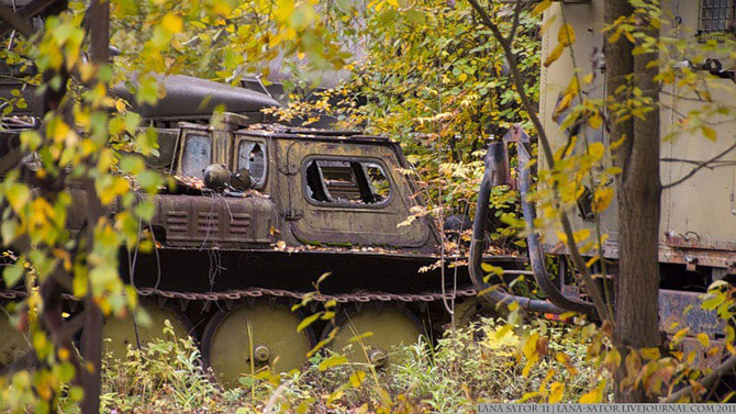 Брошенная военная техника в лесу