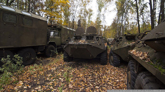 Брошенная военная техника в лесу