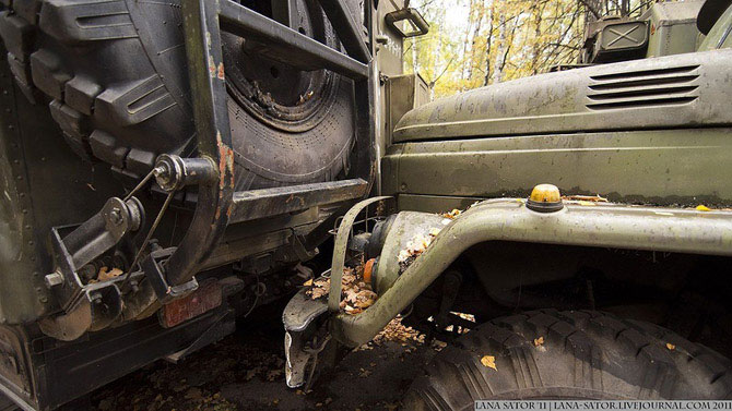 Брошенная военная техника в лесу