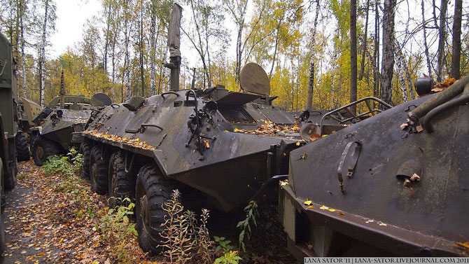 Брошенная военная техника в лесу