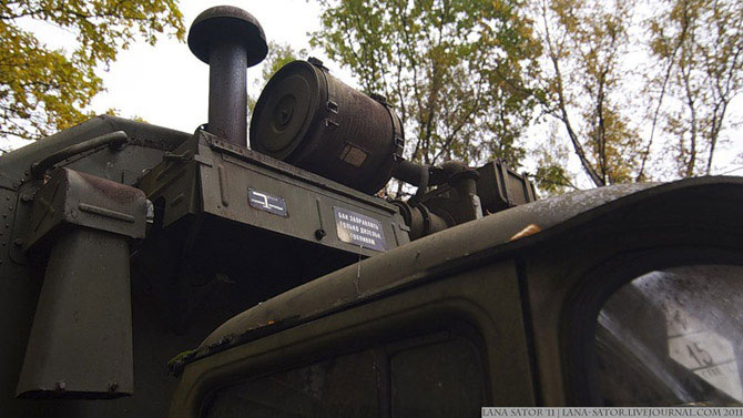 Брошенная военная техника в лесу