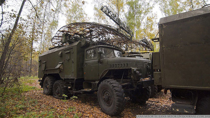 Брошенная военная техника в лесу