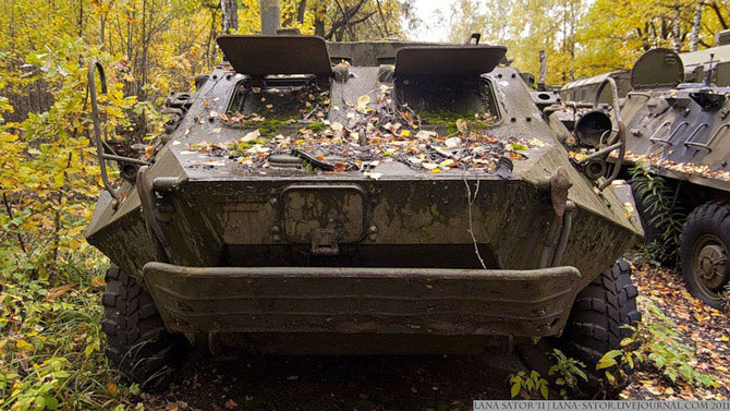 Брошенная военная техника в лесу