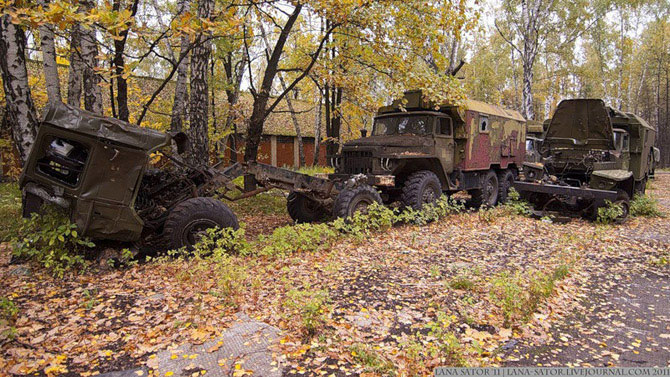 Брошенная военная техника в лесу