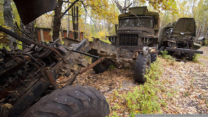 Брошенная военная техника в лесу