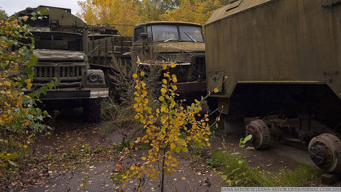 Брошенная военная техника в лесу