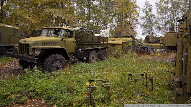 Брошенная военная техника в лесу