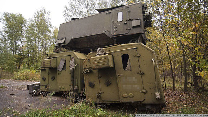 Брошенная военная техника в лесу