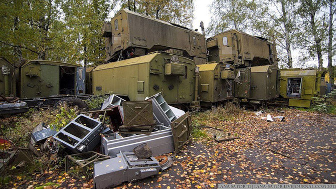 Брошенная военная техника в лесу
