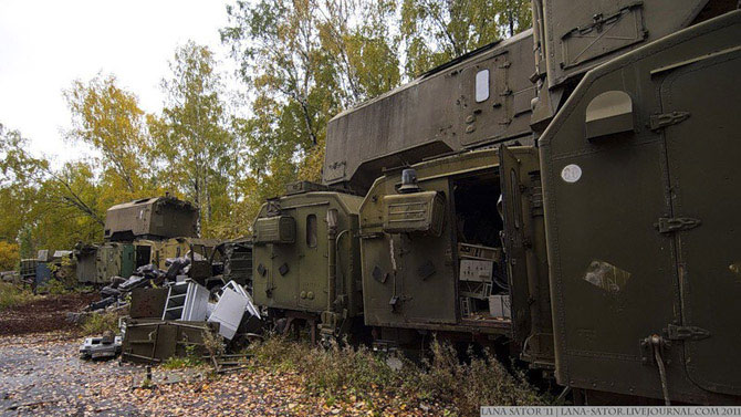 Брошенная военная техника в лесу