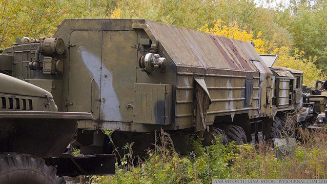Брошенная военная техника в лесу