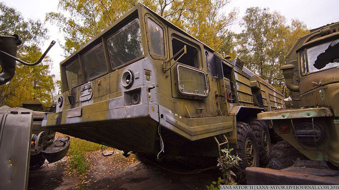 Брошенная военная техника в лесу