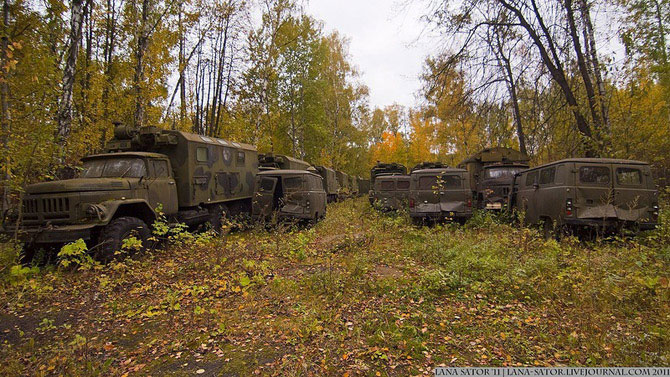 Брошенная военная техника в лесу