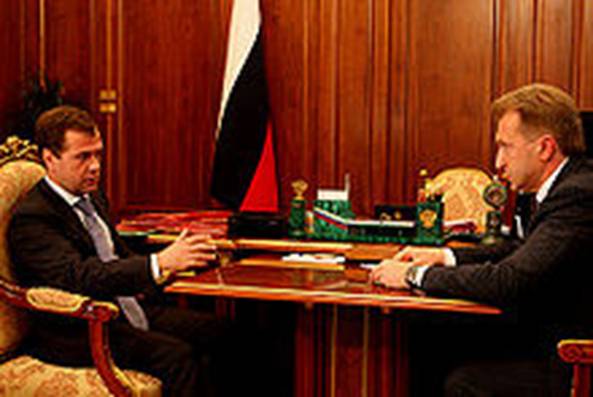https://upload.wikimedia.org/wikipedia/commons/thumb/7/75/Dmitry_Medvedev_11_July_2008-1.jpg/220px-Dmitry_Medvedev_11_July_2008-1.jpg