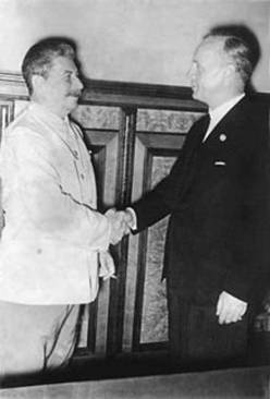 https://upload.wikimedia.org/wikipedia/commons/thumb/3/38/Bundesarchiv_Bild_183-H27337%2C_Moskau%2C_Stalin_und_Ribbentrop_im_Kreml.jpg/220px-Bundesarchiv_Bild_183-H27337%2C_Moskau%2C_Stalin_und_Ribbentrop_im_Kreml.jpg