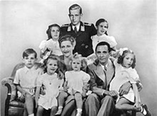 https://upload.wikimedia.org/wikipedia/commons/thumb/c/cc/Bundesarchiv_Bild_146-1978-086-03%2C_Joseph_Goebbels_mit_Familie.jpg/220px-Bundesarchiv_Bild_146-1978-086-03%2C_Joseph_Goebbels_mit_Familie.jpg