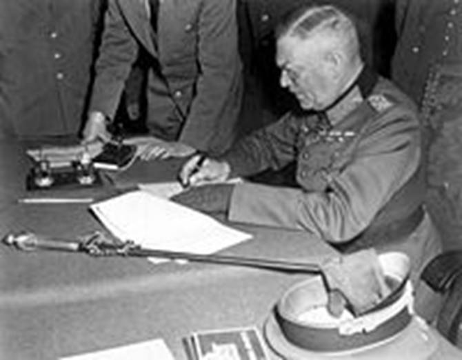https://upload.wikimedia.org/wikipedia/commons/thumb/8/89/Wilhelm_Keitel_Kapitulation.jpg/200px-Wilhelm_Keitel_Kapitulation.jpg