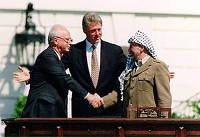 https://upload.wikimedia.org/wikipedia/commons/thumb/f/f2/Bill_Clinton%2C_Yitzhak_Rabin%2C_Yasser_Arafat_at_the_White_House_1993-09-13.jpg/300px-Bill_Clinton%2C_Yitzhak_Rabin%2C_Yasser_Arafat_at_the_White_House_1993-09-13.jpg