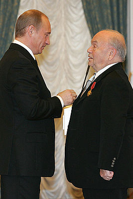 https://upload.wikimedia.org/wikipedia/commons/thumb/4/48/Vladimir_Putin_and_Vladimir_Shainsky%2C_December.jpg/267px-Vladimir_Putin_and_Vladimir_Shainsky%2C_December.jpg