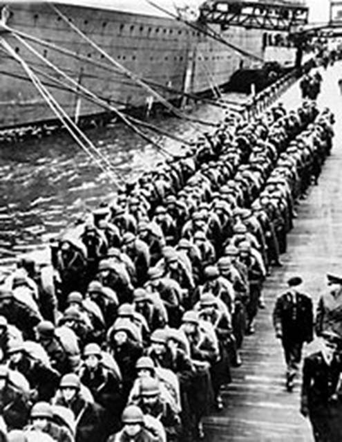 https://upload.wikimedia.org/wikipedia/commons/thumb/5/56/US_troops_waiting_on_a_pier.jpg/200px-US_troops_waiting_on_a_pier.jpg