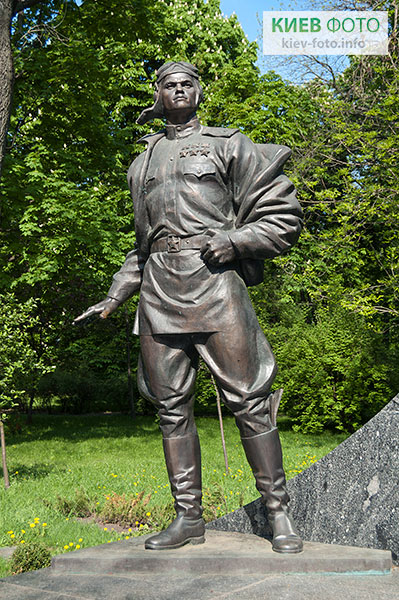 http://kiev-foto.info/images/pamyatniki/pamyatniki/pamyatnik_ivanu_kozhedubu_5.jpg
