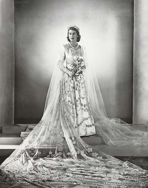 http://cdn.retrowaste.com/wp-content/gallery/1940s-wedding-dresses/1947-princess-elizabeth-wedding-dress-01.jpg