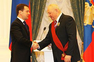 https://upload.wikimedia.org/wikipedia/commons/thumb/c/c1/Dmitry_Medvedev_with_Eduard_Rossel.jpg/300px-Dmitry_Medvedev_with_Eduard_Rossel.jpg