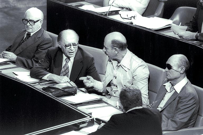 https://upload.wikimedia.org/wikipedia/he/5/52/The_18_Israeli_government.jpg