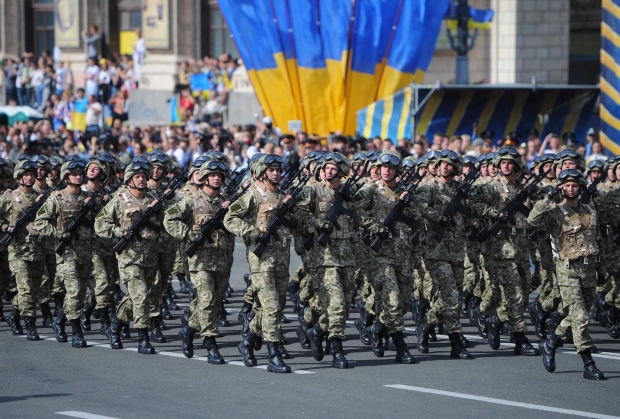 Показуха для парада: украинским войскам закупили самые дорогие автоматы в мире