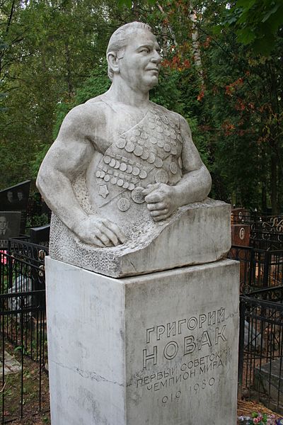 Datei:Friedhof Wostrjakowo Grab Nowak.jpg