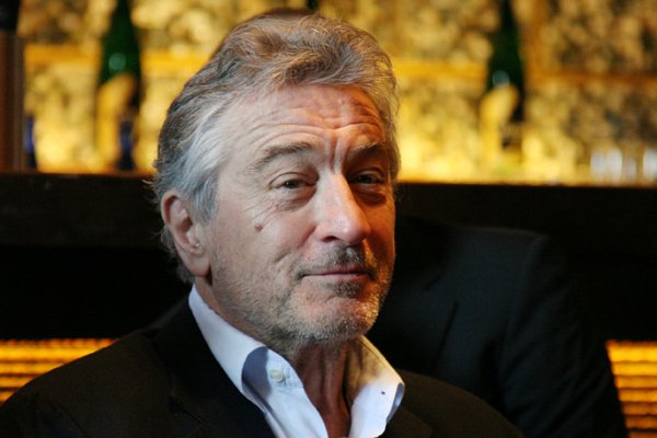 Роберт де Ниро назвал происходящее в США "тупой трагикомедией"